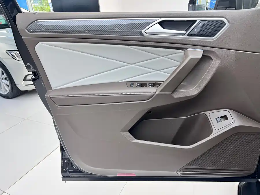 Volkswagen Tiguan - фото 13